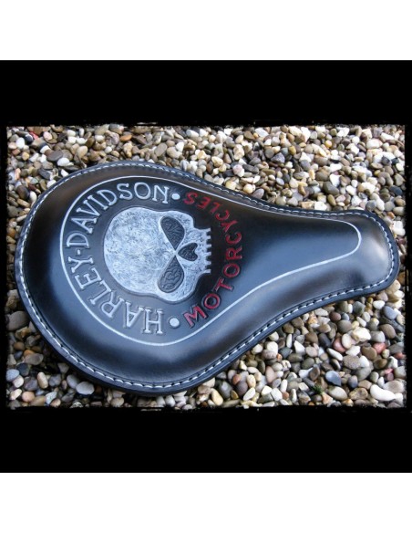 ASIENTO SOLO SKULL IRON RED UNIVERSAL HARLEY DAVIDSON NEGRO