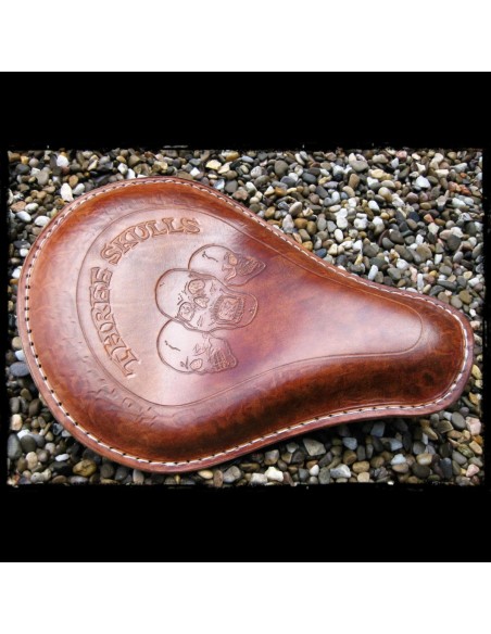 ASIENTO SOLO THREE SKULLS UNIVERSAL MARRÓN