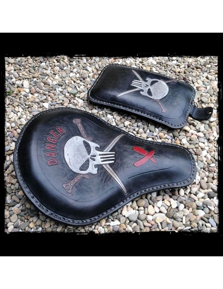 TACO ASIENTO PIEL VENTOSAS ANGRY SKULL UNIVERSAL