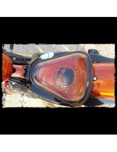 ASIENTO SOLO BLACK LOGO DHC PARA SPORTSTER 2010 - UP