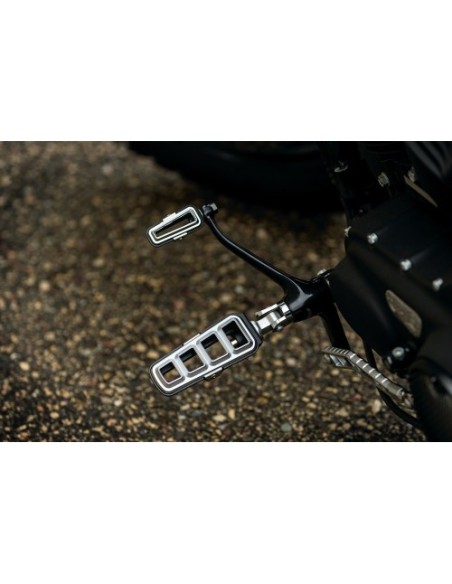 ESTRIBERAS DILLINGER PLATEADO-NEGRO CON ANCLAJES MACHO